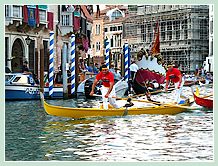 Sur le gondolino jaune canari, Giampaolo d'Este et Ivo Redolfi Tezzat lors de la Régate des Gondolini à deux rameurs à la Regata Storica, la régate historique de Venise 2008
