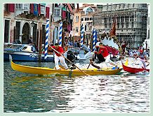 Giampaolo d'Este et Ivo Redolfi Tezzat lors de la Régate des Gondolini à deux rameurs à la Regata Storica de Venise 2008
