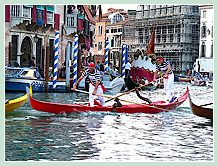 Martino Vianello et Andrea Bertoldini, à la poupe, lors de la Régate des Gondolini à deux rameurs à la Regata Storica, la régate historique de Venise 2008