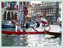 Martino Vianello et Andrea Bertoldini, à la poupe, lors de la Régate des Gondolini à deux rameurs à la Regata Storica, la régate historique de Venise 2008