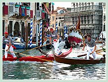 De gauche à droite, Martino Vianello, Andrea Bertoldini, et, sur le gondolino marron, Leone Mao, lors de la Régate des Gondolini à deux rameurs à la Regata Storica, la régate historique de Venise 2008