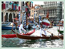 De gauche à droite, Andrea Bertoldini, et, sur le gondolino marron, Leone Mao, lors de la Régate des Gondolini à deux rameurs à la Regata Storica, la régate historique de Venise 2008