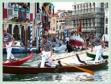 De gauche à droite, sur le gondolino marron, Leone Mao et Rudi Vignotto, lors de la Régate des Gondolini à deux rameurs à la Regata Storica, la régate historique de Venise 2008