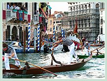 De gauche à droite, sur le gondolino marron, Leone Mao et Rudi Vignotto, lors de la Régate des Gondolini à deux rameurs à la Regata Storica, la régate historique de Venise 2008