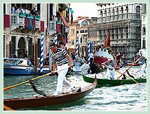 De gauche à droite, sur le gondolino marron, Rudi Vignotto, et sur le bateau vert, Alessandro de Poli et Fabio Zane, lors de la Régate des Gondolini à deux rameurs à la Regata Storica, la régate historique de Venise 2008