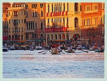 La Régate des Gondolini à deux rameurs à la Regata Storica, la régate historique de Venise 2008