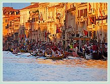 La Régate des Gondolini à deux rameurs à la Regata Storica, la régate historique de Venise 2008