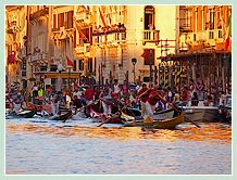 La Régate des Gondolini à deux rameurs à la Regata Storica, la régate historique de Venise 2008