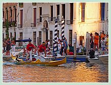Sur le gondolino jaune canari, Giampaolo d'Este, à la proue, et Ivo Redolfi Tezzat lors de la Régate des Gondolini à deux rameurs à la Regata Storica, la régate historique de Venise 2008