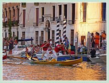 Sur le gondolino jaune canari, Giampaolo d'Este, à la proue, et Ivo Redolfi Tezzat lors de la Régate des Gondolini à deux rameurs à la Regata Storica, la régate historique de Venise 2008