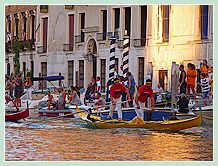 Sur le gondolino jaune canari, Giampaolo d'Este, à la proue, et Ivo Redolfi Tezzat lors de la Régate des Gondolini à deux rameurs à la Regata Storica, la régate historique de Venise 2008