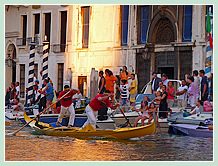 Sur le gondolino jaune canari, Giampaolo d'Este, à la proue, et Ivo Redolfi Tezzat lors de la Régate des Gondolini à deux rameurs à la Regata Storica, la régate historique de Venise 2008