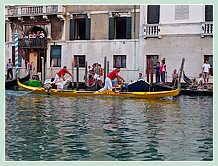 Sur le gondolino jaune canari, Giampaolo d'Este, à la proue, et Ivo Redolfi Tezzat lors de la Régate des Gondolini à deux rameurs à la Regata Storica, la régate historique de Venise 2008