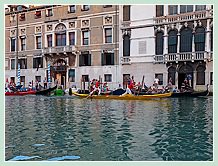 Sur le gondolino jaune canari, Giampaolo d'Este, à la proue, et Ivo Redolfi Tezzat lors de la Régate des Gondolini à deux rameurs à la Regata Storica, la régate historique de Venise 2008