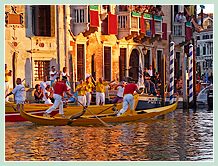 Sur le gondolino jaune canari, Giampaolo d'Este, à la proue, et Ivo Redolfi Tezzat lors de la Régate des Gondolini à deux rameurs à la Regata Storica, la régate historique de Venise 2008