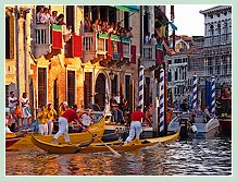 Sur le gondolino jaune canari, Giampaolo d'Este, à la proue, et Ivo Redolfi Tezzat lors de la Régate des Gondolini à deux rameurs à la Regata Storica, la régate historique de Venise 2008