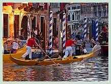 Sur le gondolino jaune canari, Giampaolo d'Este, à la proue, et Ivo Redolfi Tezzat lors de la Régate des Gondolini à deux rameurs à la Regata Storica, la régate historique de Venise 2008