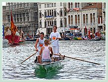 Après la course, on promène la copine, comme les “grands” Regata des Maciarele à la Regata Storica de Venise 2008