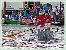 Gloria Rogliani et Debora Scarpa à la Regata des Mascarete à la Regata Storica, la régate historique de Venise 2008