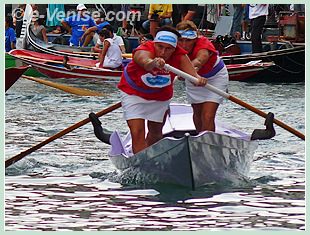 L'équipage vainqueur de l'édition 2008 Mascarete de la Régate Historique : Debora Scarpa et Gloria Rogliani
