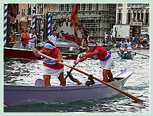 Gloria Rogliani et Debora Scarpa à la Regata des Mascarete à la Regata Storica, la régate historique de Venise 2008