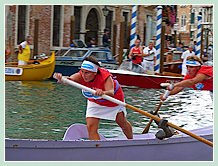 Gloria Rogliani et Debora Scarpa à la Regata des Mascarete à la Regata Storica, la régate historique de Venise 2008