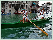 Luisa Schiavon et Giorgia Ragazzi à la Regata des Mascarete à la Regata Storica, la régate historique de Venise 2008