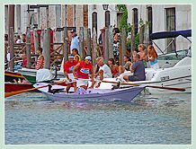 Gloria Rogliani et Debora Scarpa à la Regata des Mascarete à la Regata Storica, la régate historique de Venise 2008