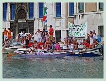 Gloria Rogliani et Debora Scarpa à la Regata des Mascarete à la Regata Storica, la régate historique de Venise 2008