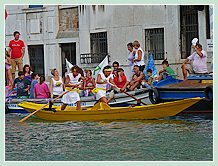 Caroline Barray à la poupe, la première française à participer à une Regata Storica et, à la proue, Francesca Parutto à la Regata des Mascarete à la Regata Storica, la régate historique de Venise 2008