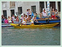 Caroline Barray à la poupe, la première française à participer à une Regata Storica et, à la proue, Francesca Parutto à la Regata des Mascarete à la Regata Storica de Venise 2008