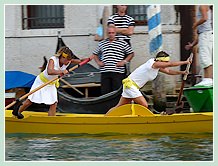 Caroline Barray à la poupe, la première française à participer à une Regata Storica et, à la proue, Francesca Parutto à la Regata des Mascarete à la Regata Storica, la régate historique de Venise 2008