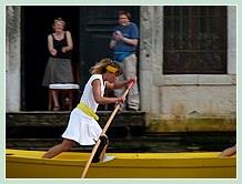 Caroline Barray, première française à participer à une Regata Storica à la Regata des Mascarete à la Regata Storica, la régate historique de Venise 2008