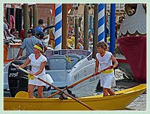 Caroline Barray à la poupe, la première française à participer à une Regata Storica et, à la proue, Francesca Parutto à la Regata des Mascarete à la Regata Storica, la régate historique de Venise 2008