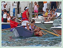 Gloria Rogliani et Debora Scarpa à la Regata des Mascarete à la Regata des Mascarete à la Regata Storica, leurs fans se sont même jetées à l'eau après leur victoire
