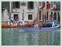 Le pupparino mauve de l'équipage vainqueur de la Régate des Pupparini à la Regata Storica, composé de Federico Folin à la proue et Alvise D'Este à la poupe lors de la régate historique de Venise 2008