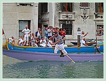 Federico Folin sur le pupparino mauve vainqueur de la Régate des Pupparini à la Regata Storica 2008