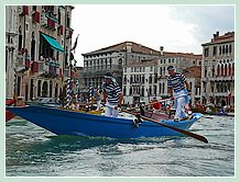 Le pupparino bleu, arrivé sixième de la Régate des Pupparini à la Regata Storica 2008 avec Giacomo Zanella à la poupe et Matteo Finotello à la proue