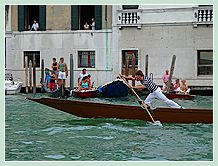 Le pupparino marron arrivé neuvième à la Régate des Pupparini à la Regata Storica 2008 avec Christian De Spirt à la proue