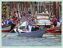 Le pupparino mauve de l'équipage vainqueur de la Régate des Pupparini à la Regata Storica, composé de Federico Folin à la proue et Alvise D'Este à la poupe lors de la régate historique de Venise 2008
