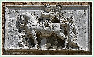 Sculpture représentant Saint Martin en train de couper son manteau en deux. Campo de la Madona de l'Orto à Venise