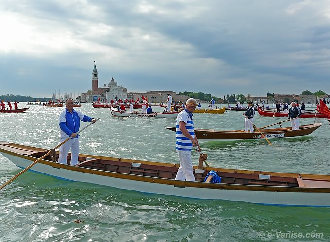 Dans le bassin de Saint Marc, devant l'église et le Campanile de San Giorgio di Maggiore, un autre équipage des Canottieri Querini mais cette fois en Sandolo