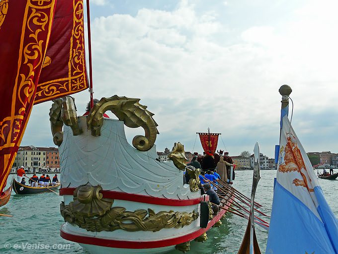 fete de la Sensa dans le bassin de Saint Marc, le bateau des dignitaires, suivi par la Disdotona des Canottieri Francesco Querini