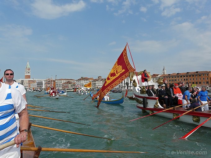 Dans le bassin de Saint Marc, à gauche la Disdotona et à droite le bateau des dignitaires lors de la fête de la Sensa 2008 à venise