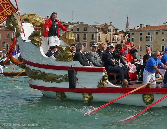 Le bateau des dignitaires à la fête de la Sensa de Venise avec l'Amiral, le Maire de Venise, M. Massimo Cacciari (avec les lunettes noires), Son Éminence le Cardinal et Patriarche de Venise, Monseigneur Scola, ainsi que le Préfet, ci-dessous tous en train de saluer l'équipage de la Disdotona ainsi que son invitée d'honneur, Lady Frances Clarke