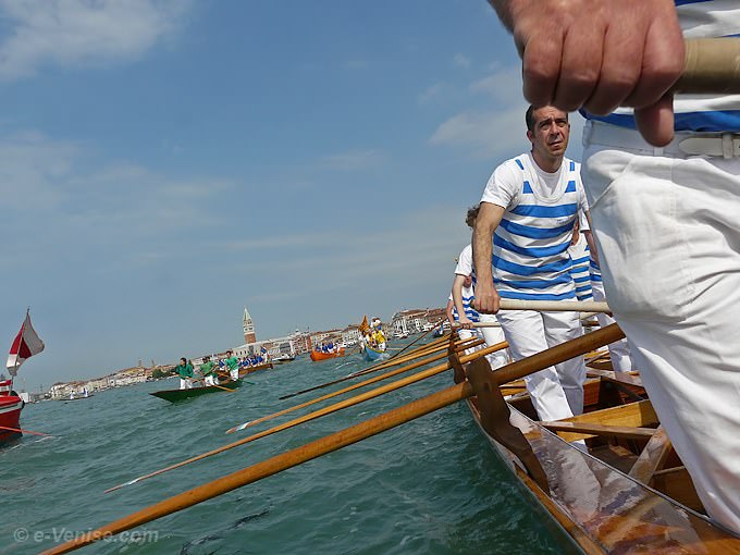 La Disdotona des Canottieri Querini et son équipage à la Fête de la Sensa 2008