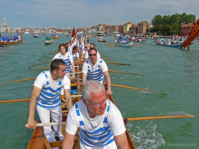 La Disdotona des Canottieri Querini et son équipage à la Fête de la Sensa 2008