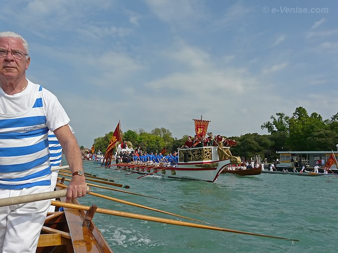 La Disdotona des Canottieri Querini et son équipage à la Fête de la Sensa 2008, suivis par le bateau des dignitaires