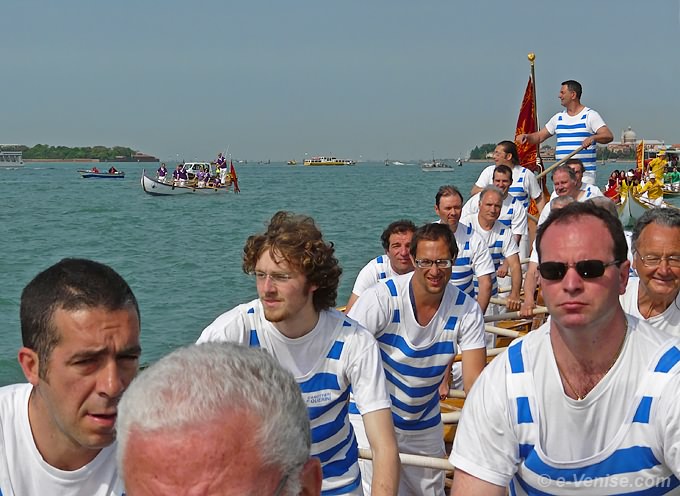 La Disdotona des Canottieri Querini et son équipage à la Fête de la Sensa 2008