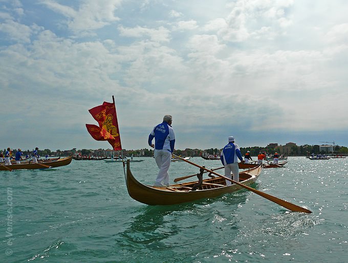 Les bateaux du cortège de la Fête de la Sensa, dont cette gondole des Canottieri Querini, arrivent au Lido